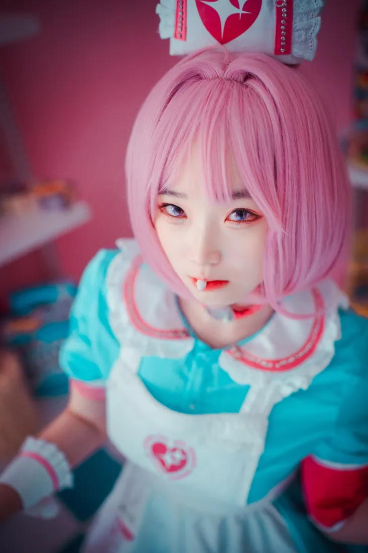 粉色头发美女手机壁纸｜室内背景图片 - cosplay女仆装「哲风壁纸」