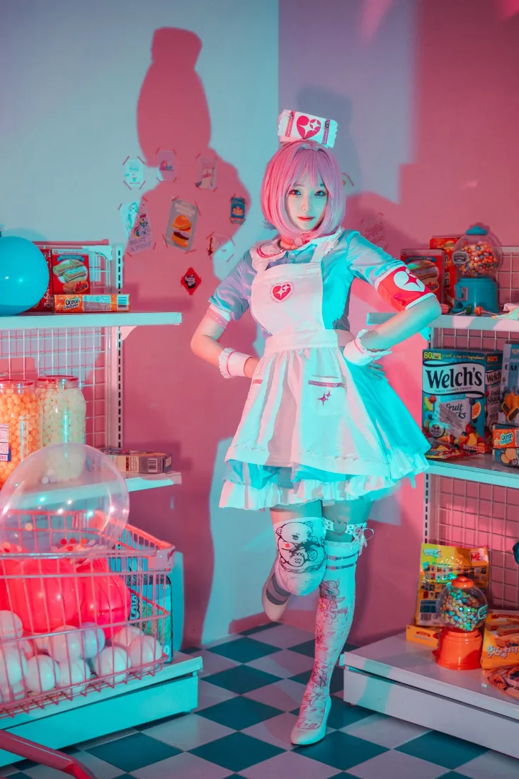 粉色头发护士角色手机壁纸｜超市货架背景 - 蓝粉光影「哲风壁纸」