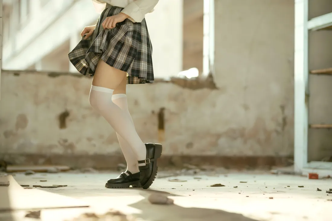 8kjk制服美女壁纸｜废墟房间背景图片 - 格裙白袜光影「哲风壁纸」