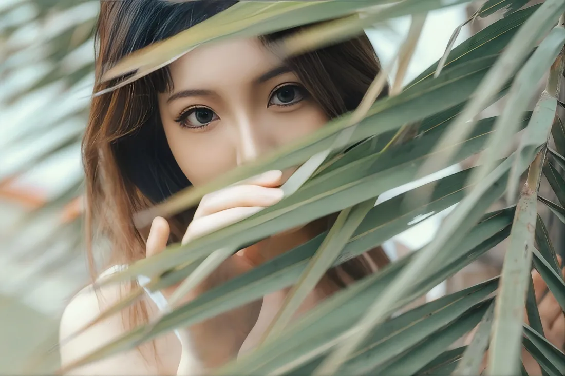 6k美女壁纸｜棕榈叶背景图片 - 街拍「哲风壁纸」