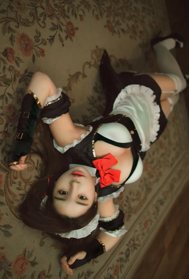 女仆装cos手机壁纸｜花纹地毯背景 - 性感「哲风壁纸」