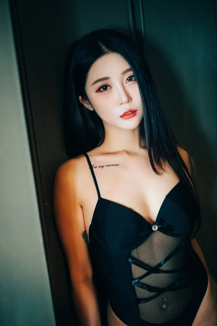 韩国美女手机壁纸｜居家背景图片 - 黑色吊带纹身「哲风壁纸」