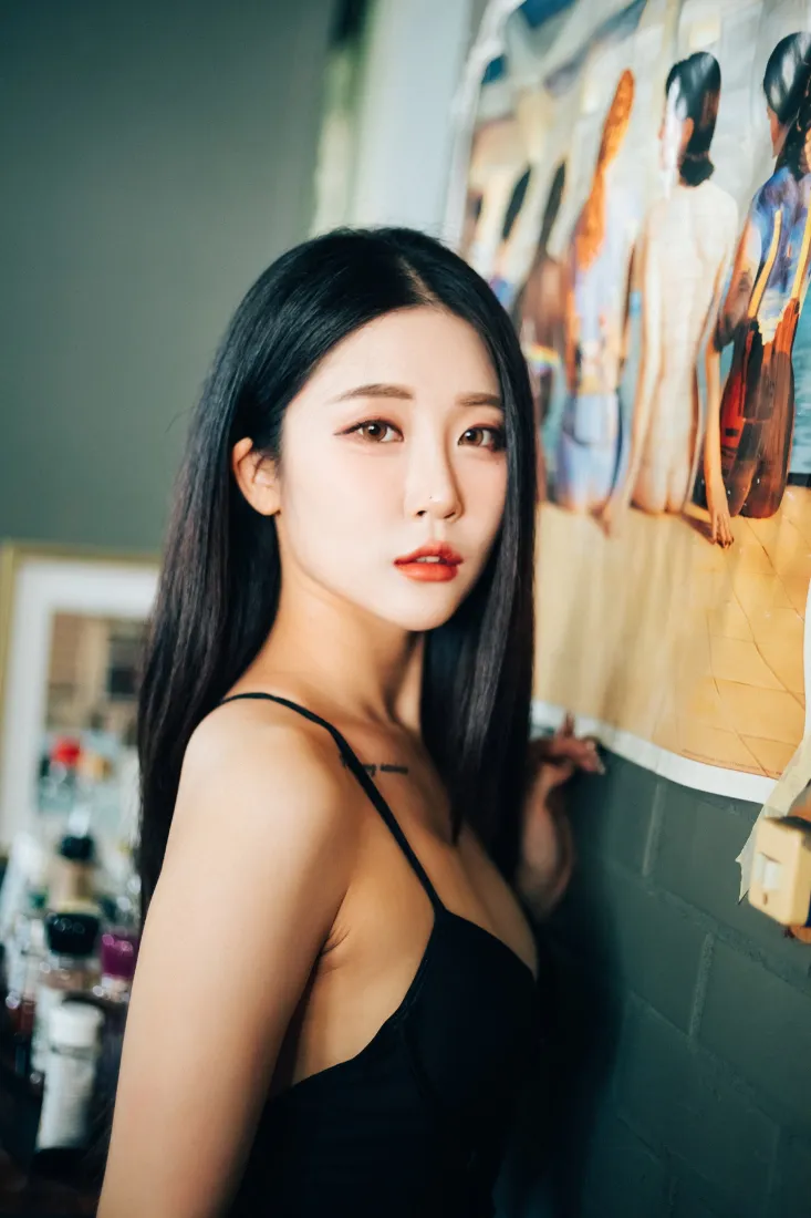 韩国美女手机壁纸｜艺术画室图片 - 黑色吊带迷人「哲风壁纸」