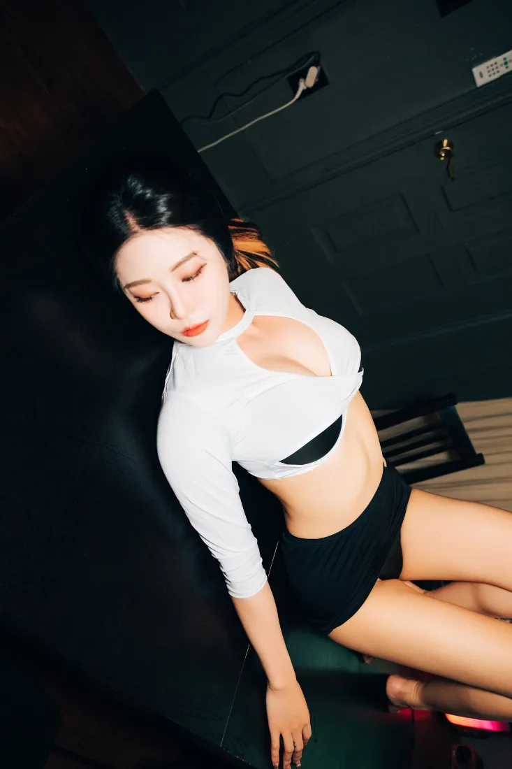 韩国美女手机壁纸｜居家室内背景图片 - 性感穿搭「哲风壁纸」