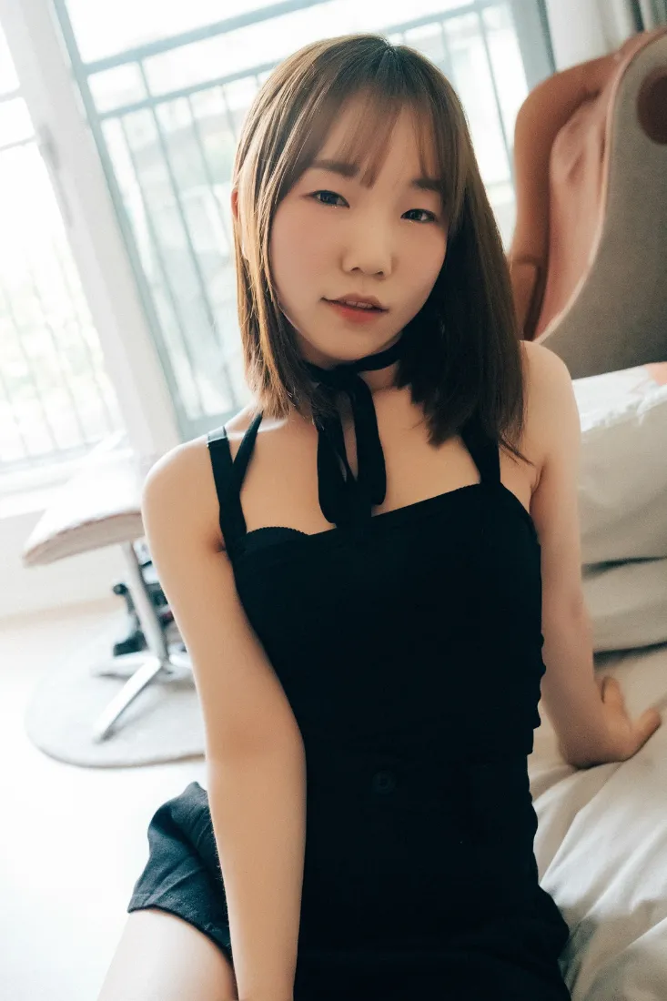 黑衣女生居家手机壁纸｜卧室床铺背景 - 休息放松「哲风壁纸」