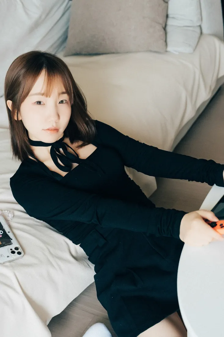 居家打游戏女生手机壁纸｜居家背景 - 舒适安逸「哲风壁纸」