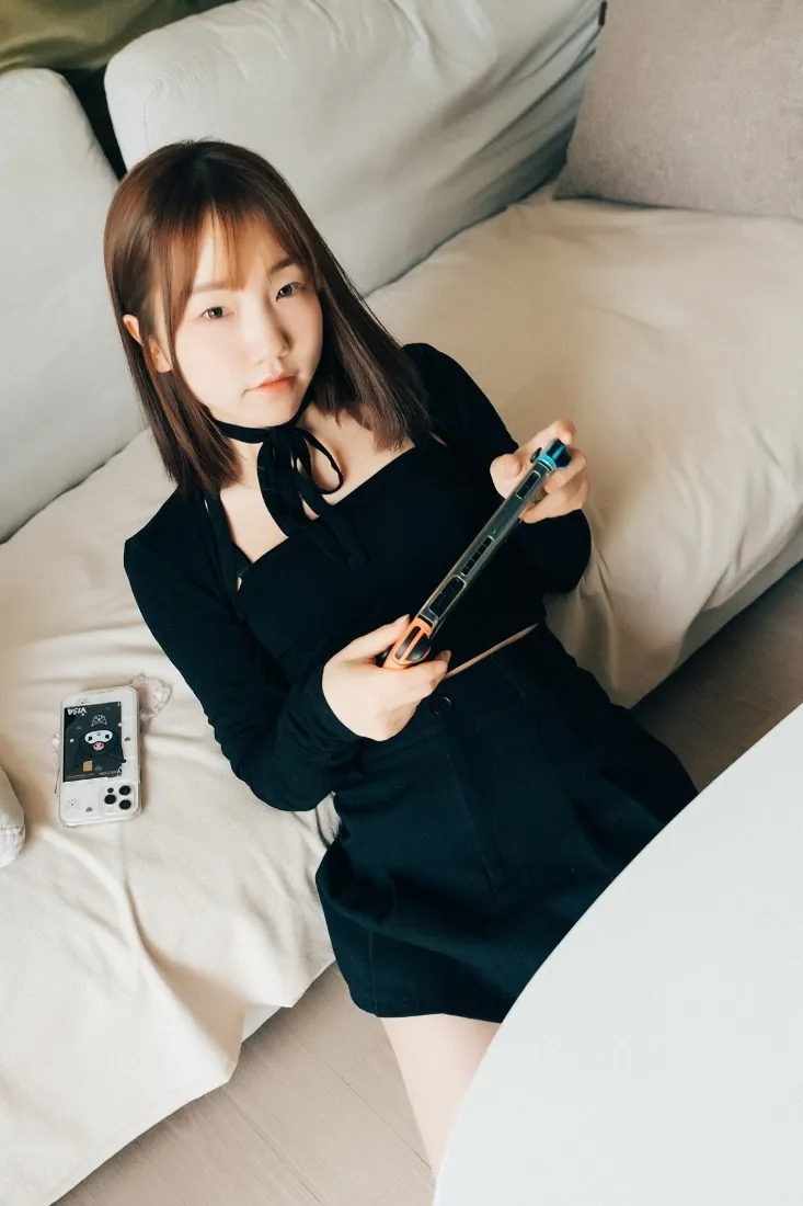 黑衣女生手机壁纸｜居家背景图片 - 打游戏「哲风壁纸」