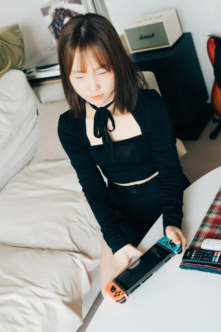 居家打游戏女生手机壁纸｜卧室背景 - 游戏手柄「哲风壁纸」