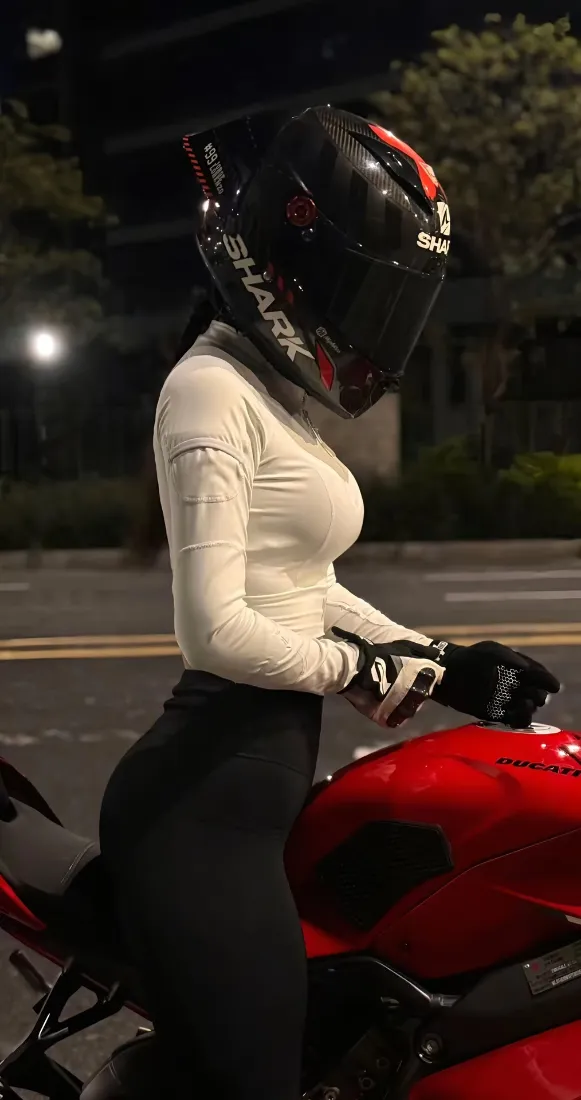 红色摩托骑行手机壁纸｜夜晚街道背景图 - 紧身衣头盔「哲风壁纸」