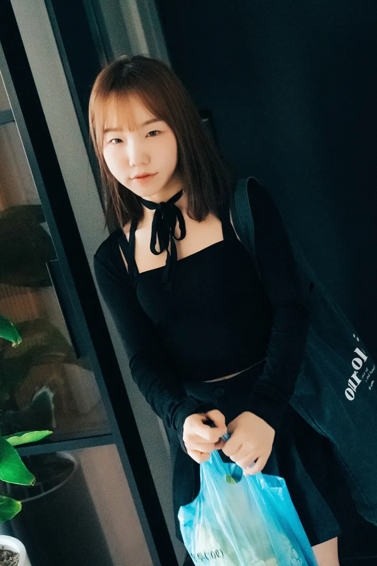 黑衣女生手机壁纸｜居家背景图片 - 超市购物「哲风壁纸」