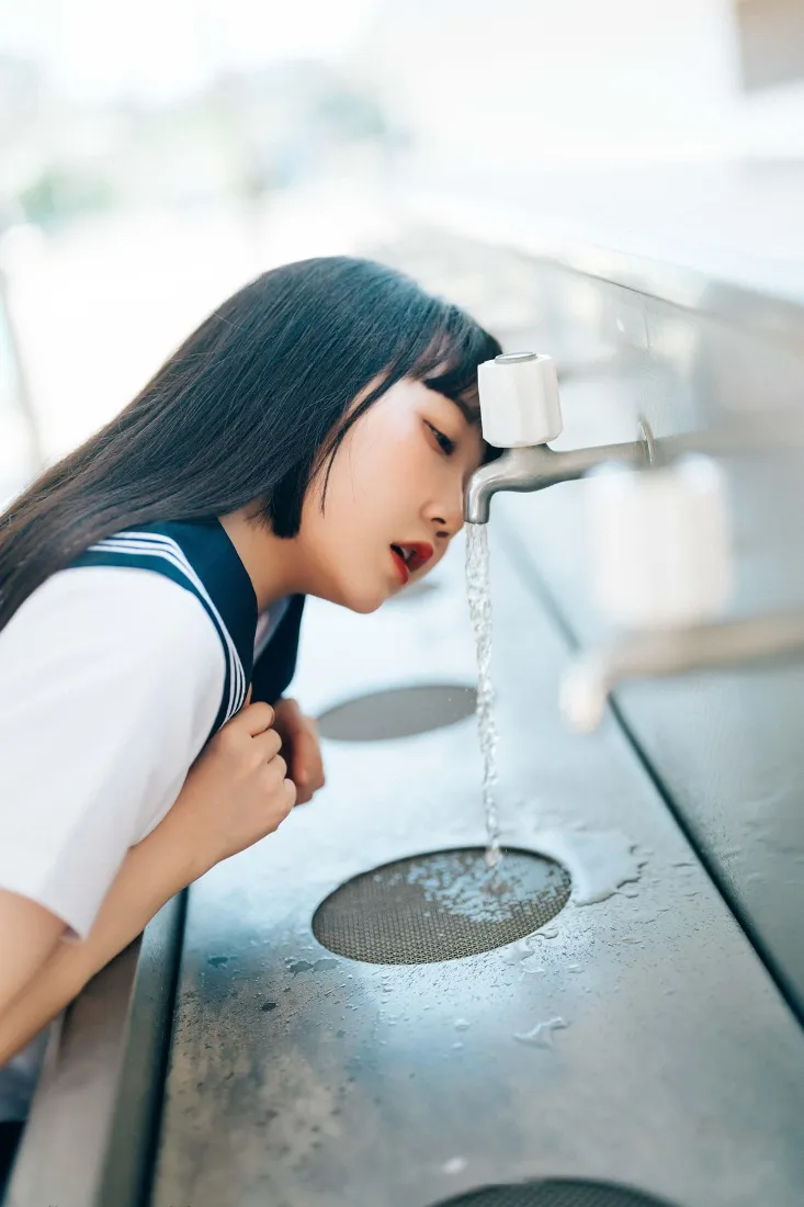 水手服女生户外喝水手机壁纸｜校园饮水台背景 - 清新「哲风壁纸」