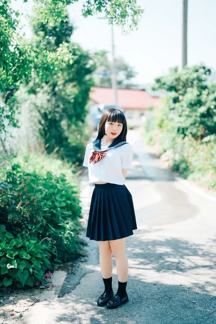 水手服女生手机壁纸｜户外写真背景图片 - 日系校园风绿植「哲风壁纸」