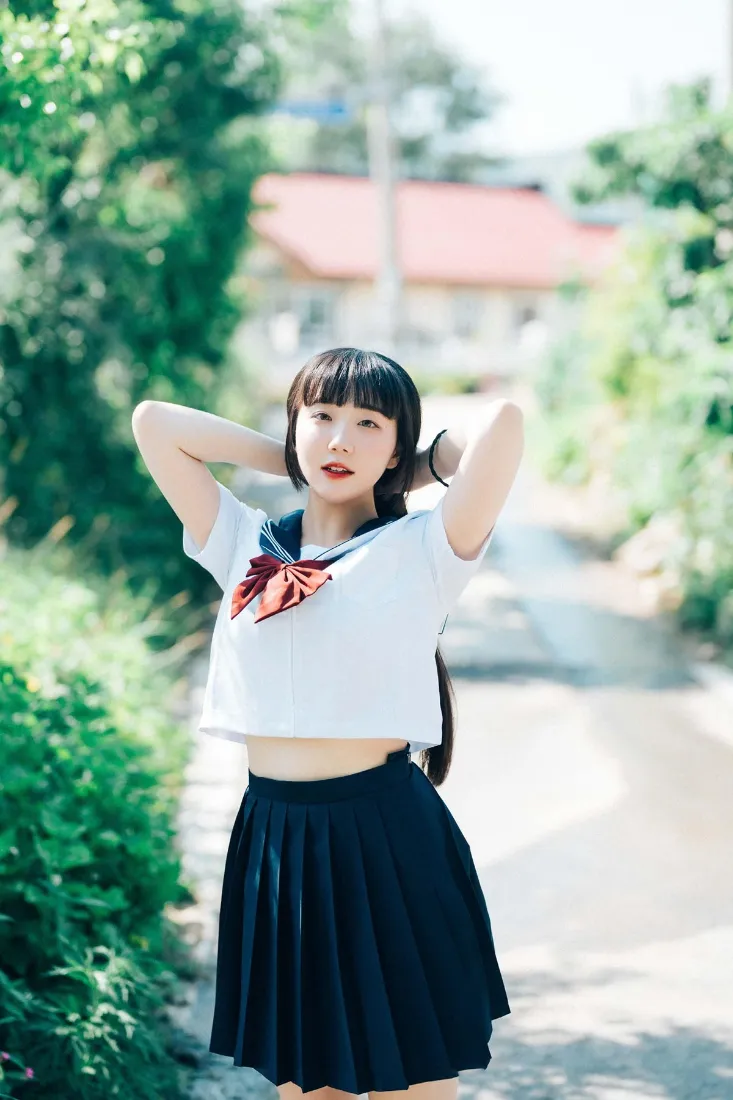 JK制服少女手机壁纸｜户外绿植背景 - 清新校园写真「哲风壁纸」