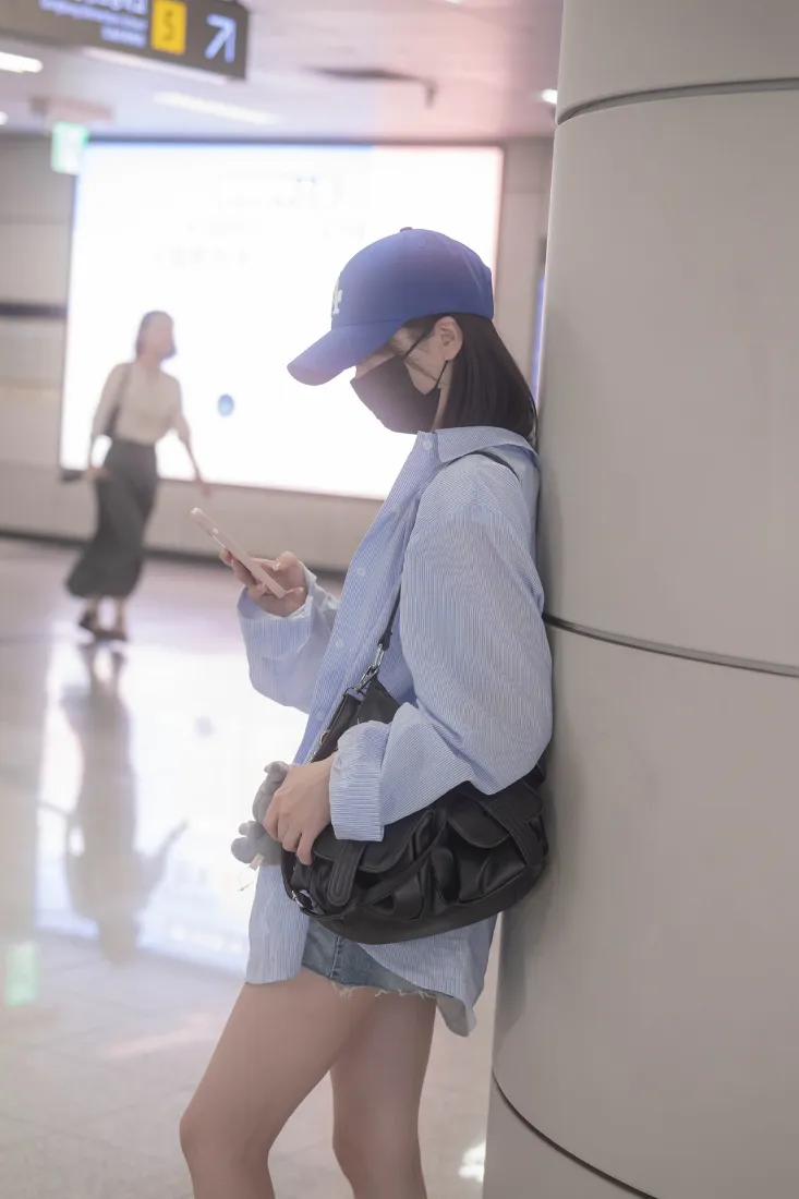 韩国美女手机壁纸｜地铁站背景图片 - 休闲穿搭「哲风壁纸」
