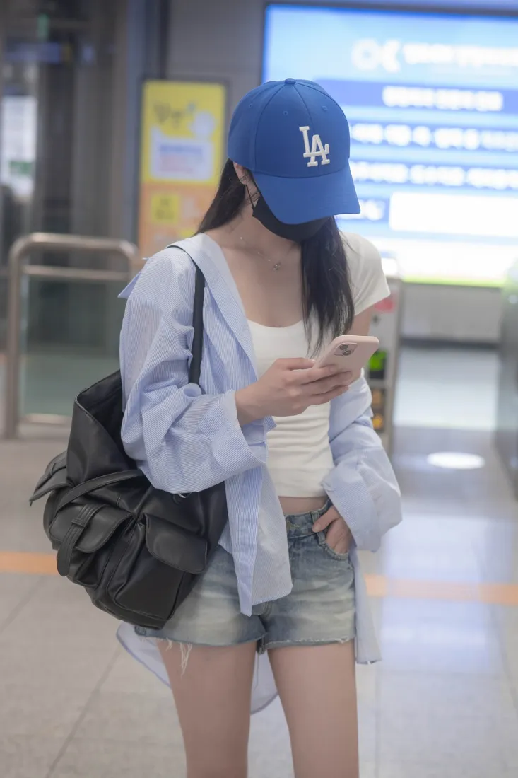 韩国美女手机壁纸｜地铁站背景图片 - 浅蓝色衬衫牛仔短裤「哲风壁纸」