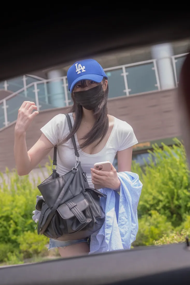 问路女性手机壁纸｜室外背景图片 - 蓝色棒球帽「哲风壁纸」