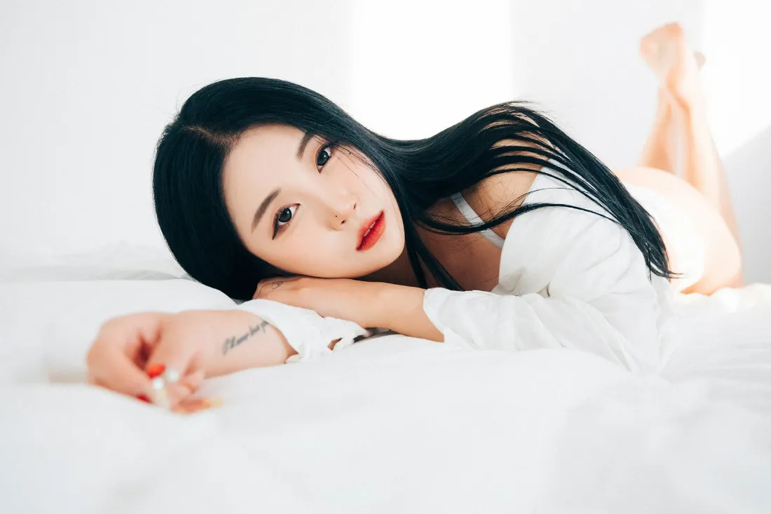 白衣美女手机壁纸｜白色背景图片 - 早晨美女写真「哲风壁纸」