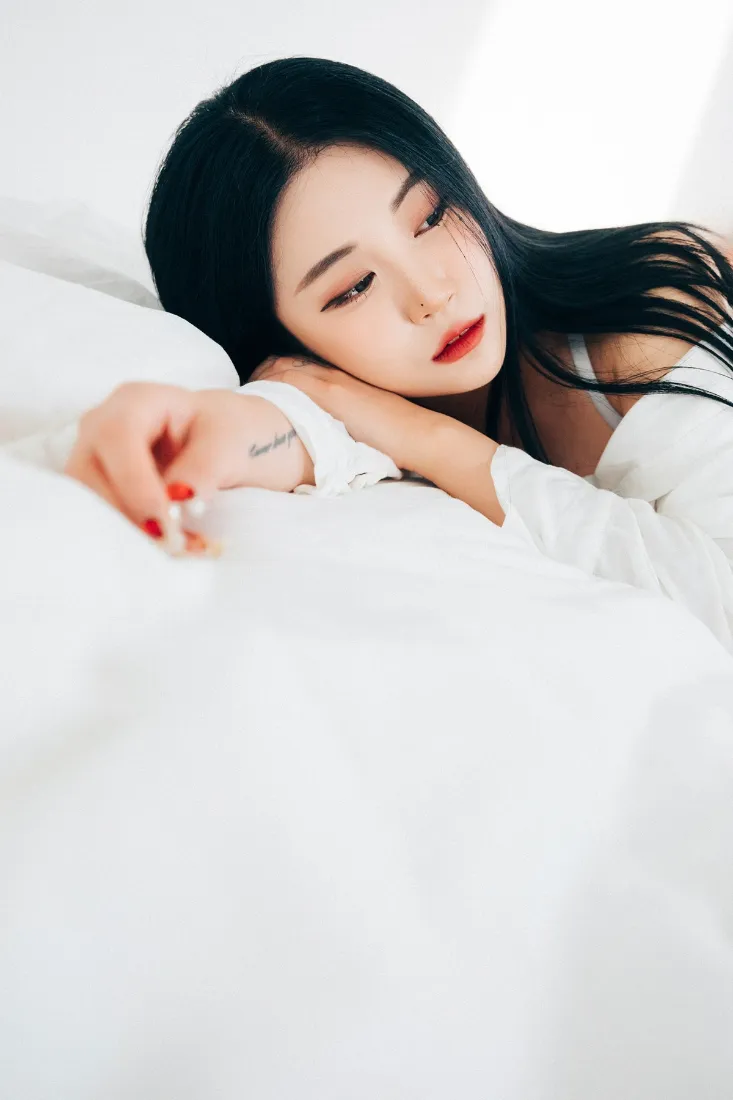 美女写真手机壁纸｜早晨背景图片 - 白衣卧床「哲风壁纸」