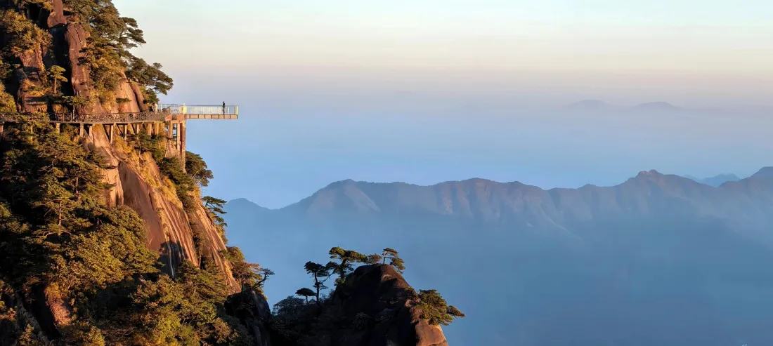 3k山间栈道壁纸｜自然风景背景图片 - 晨曦远山「哲风壁纸」