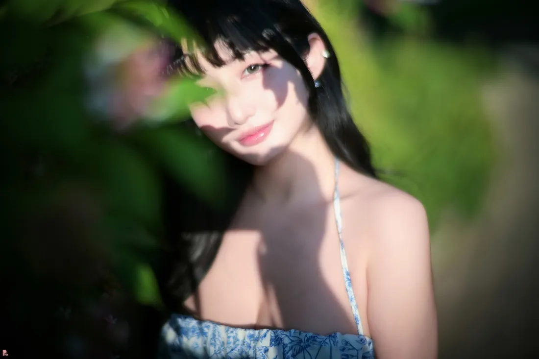 蓝裙美女手机壁纸｜绿植背景图片 - 长发写真「哲风壁纸」