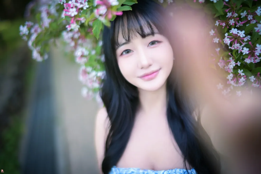 长发美女手机壁纸｜花丛背景图片 - 蓝裙写真「哲风壁纸」