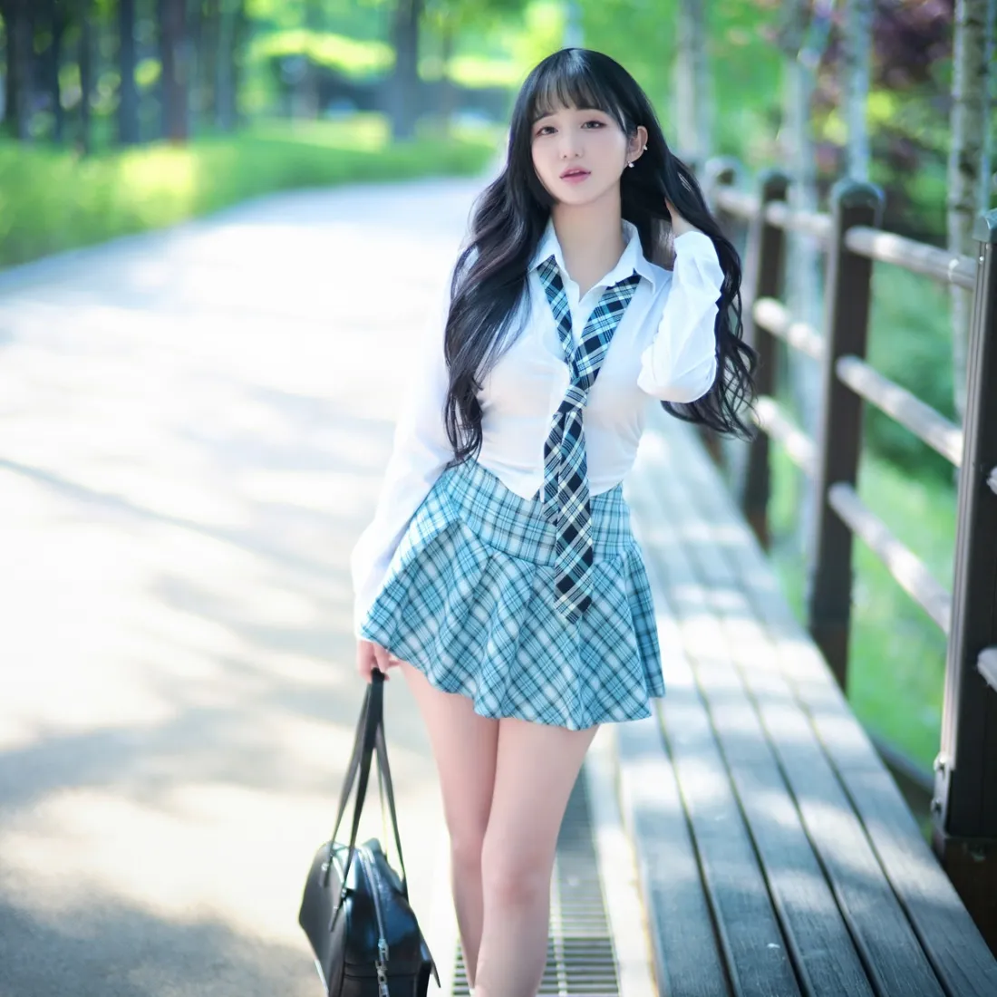 （校园风美女手机壁纸｜户外背景图片 - 清新长发写真）「哲风壁纸」