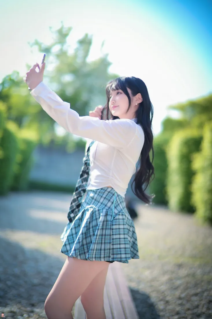 JK制服长发美女手机壁纸｜户外绿植背景 - 自拍清新「哲风壁纸」