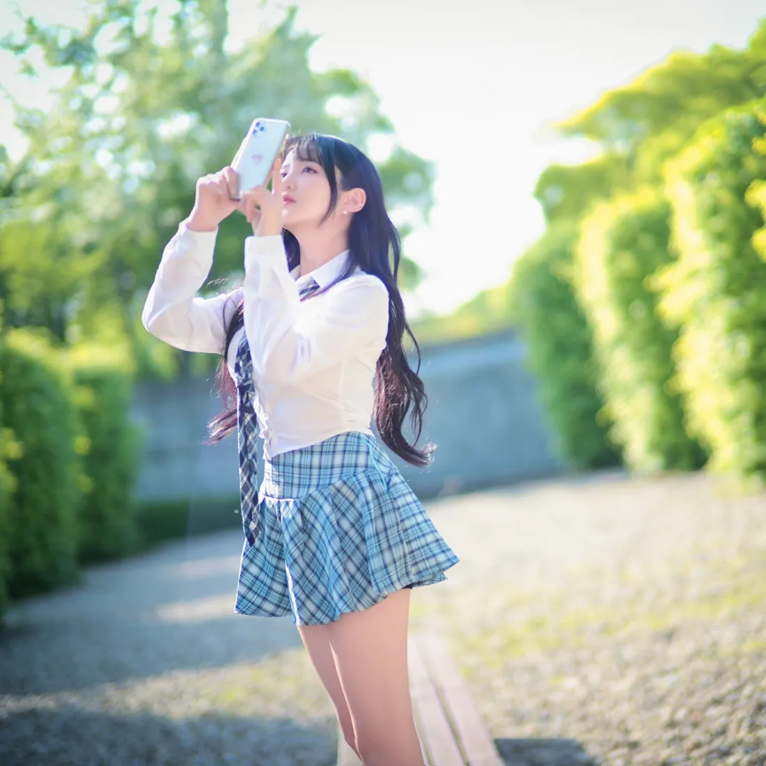 jk制服长发美女手机壁纸｜户外绿植背景 - 校园风写真「哲风壁纸」