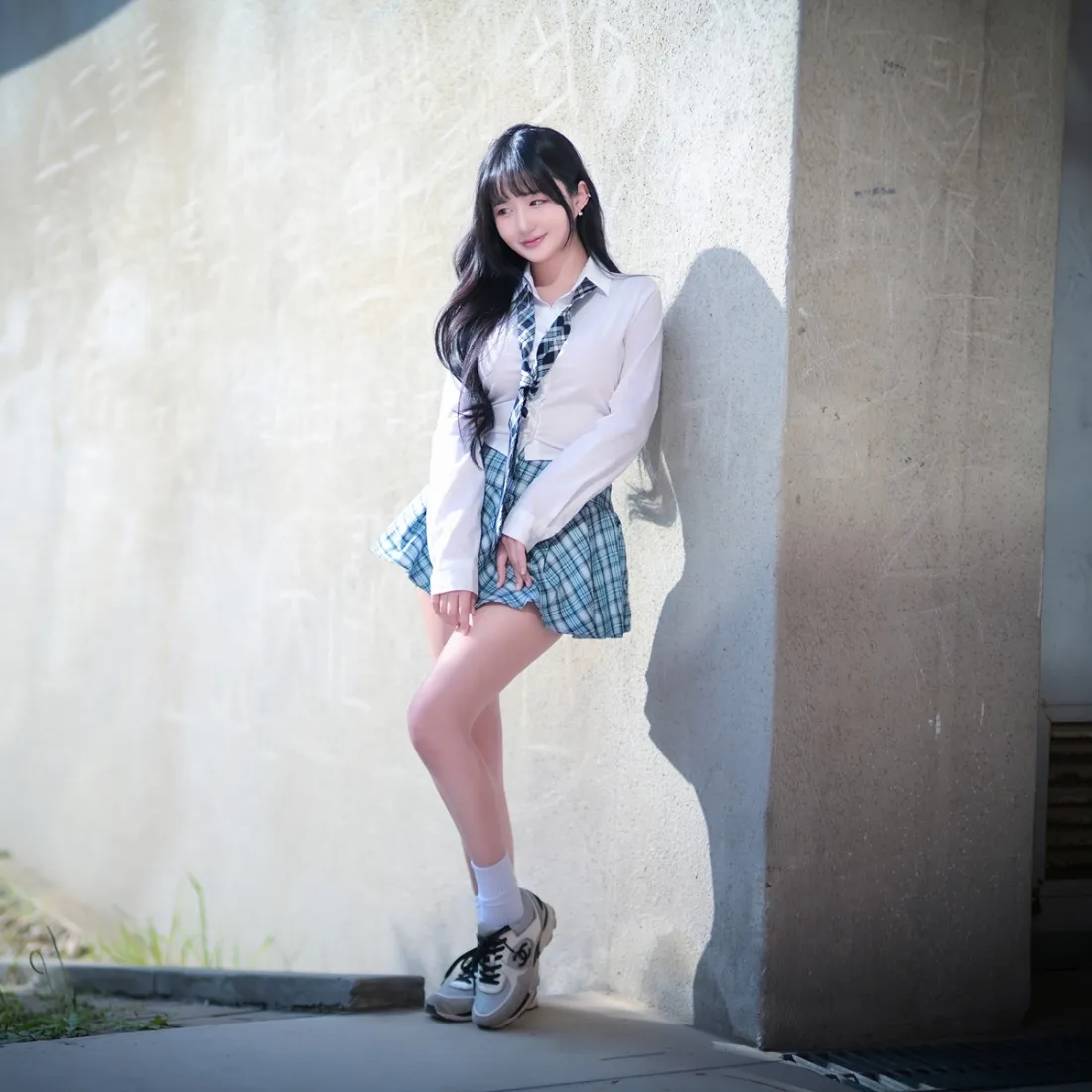 长发少女格子裙手机壁纸｜白衬衫背景图 - 户外墙面「哲风壁纸」