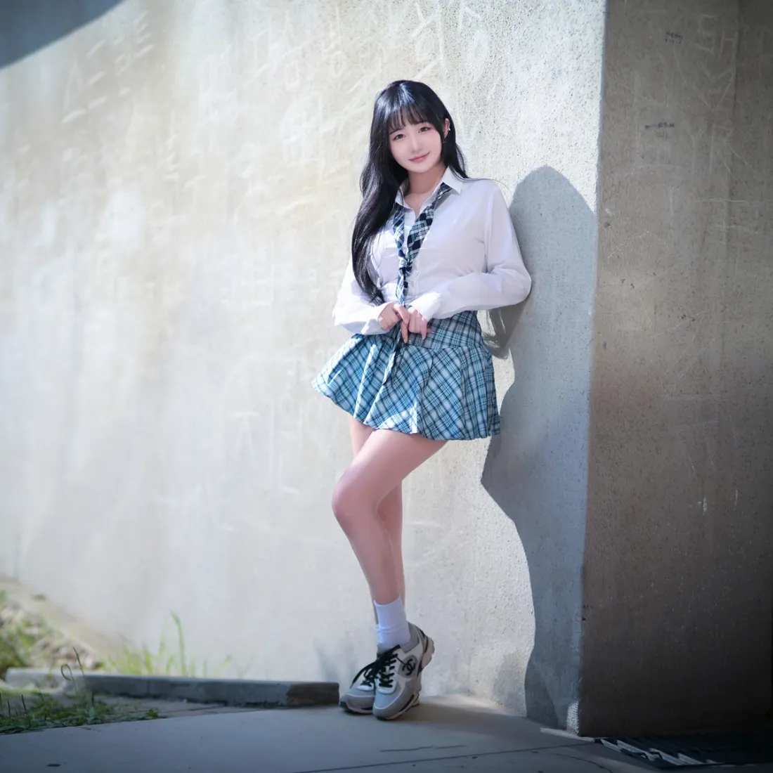 长发女生手机壁纸｜灰色墙面背景图片 - 格子裙穿搭「哲风壁纸」