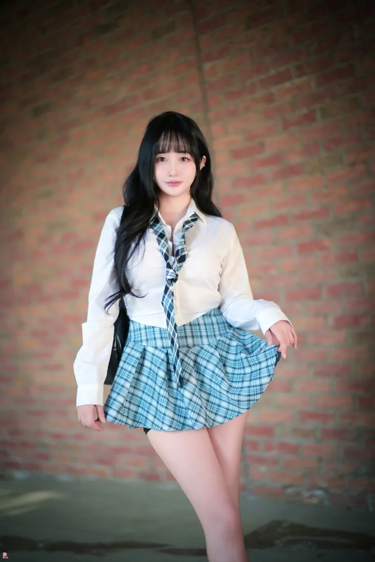 长发美女手机壁纸｜格子裙背景图片 - 砖墙「哲风壁纸」