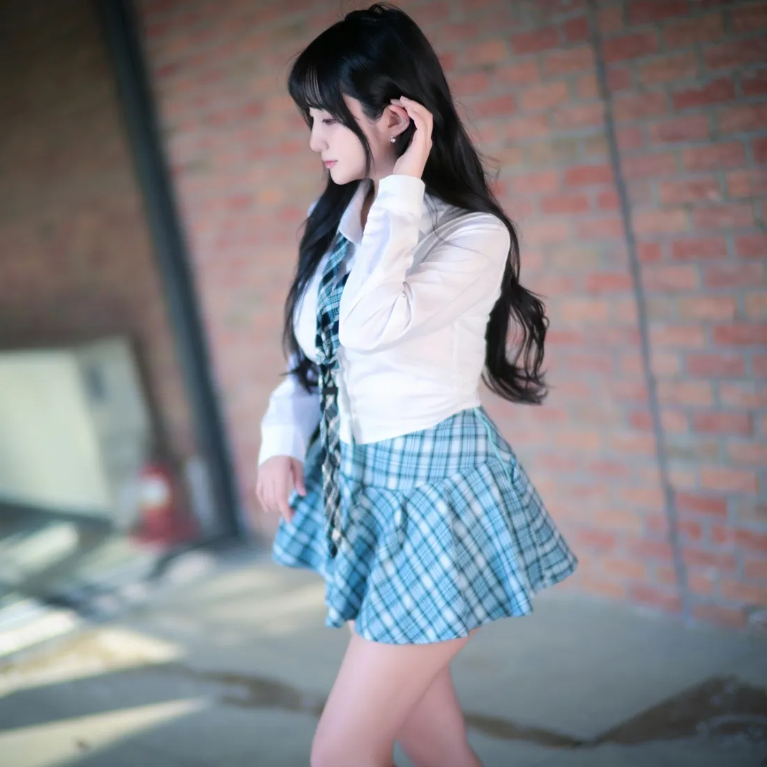 长发少女手机壁纸｜红砖墙背景图片 - 格子裙校服「哲风壁纸」