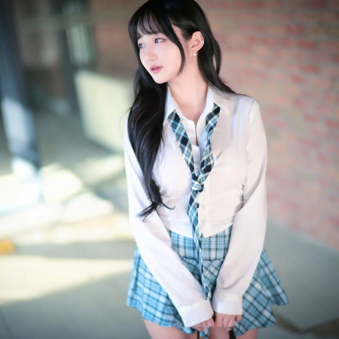 JK制服手机壁纸｜格子裙背景图 - 长发女生「哲风壁纸」