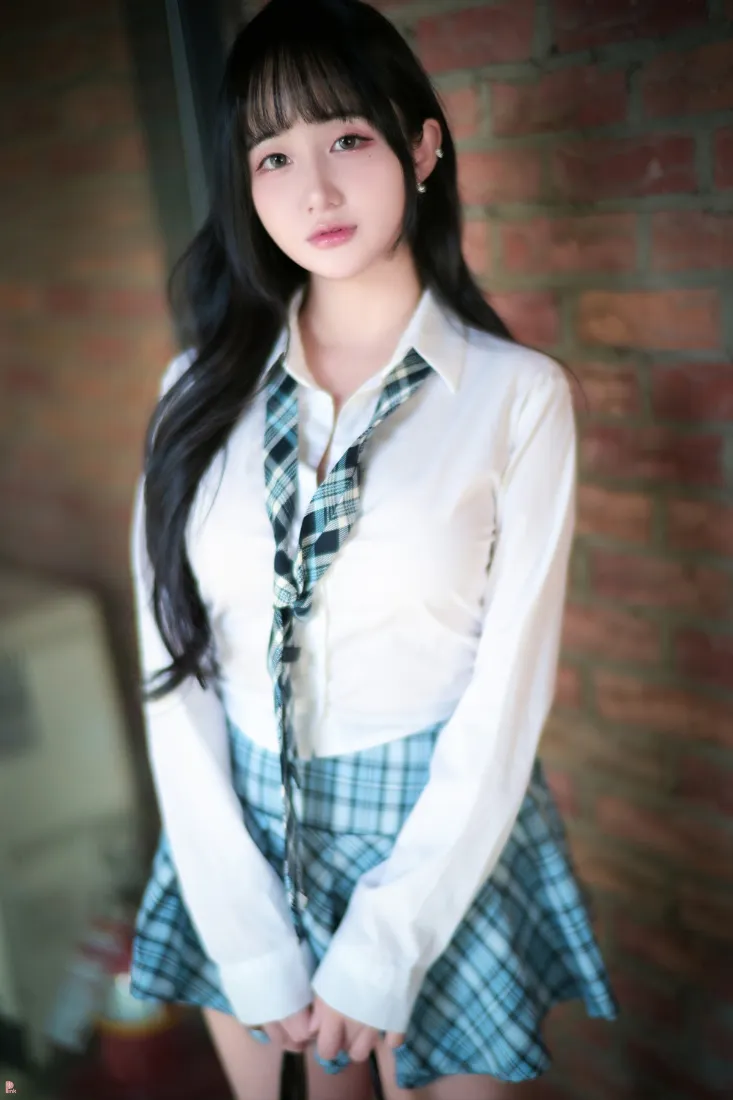 JK制服手机壁纸｜砖墙背景图片 - 长发女生「哲风壁纸」