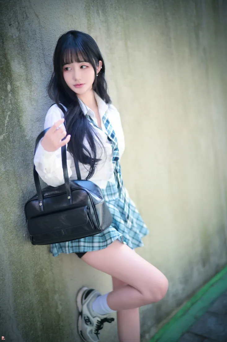 长发女生手机壁纸｜格子裙背景图 - 白衬衫穿搭「哲风壁纸」