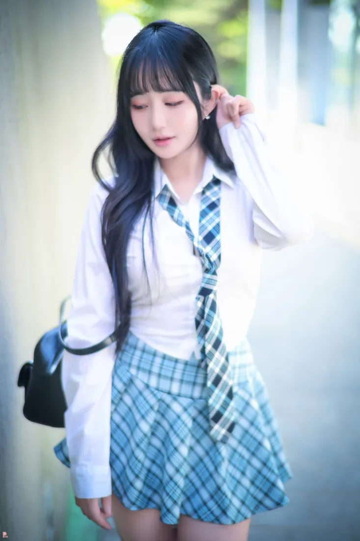 长发女生手机壁纸｜户外背景图片 - 格子裙白衬衫「哲风壁纸」