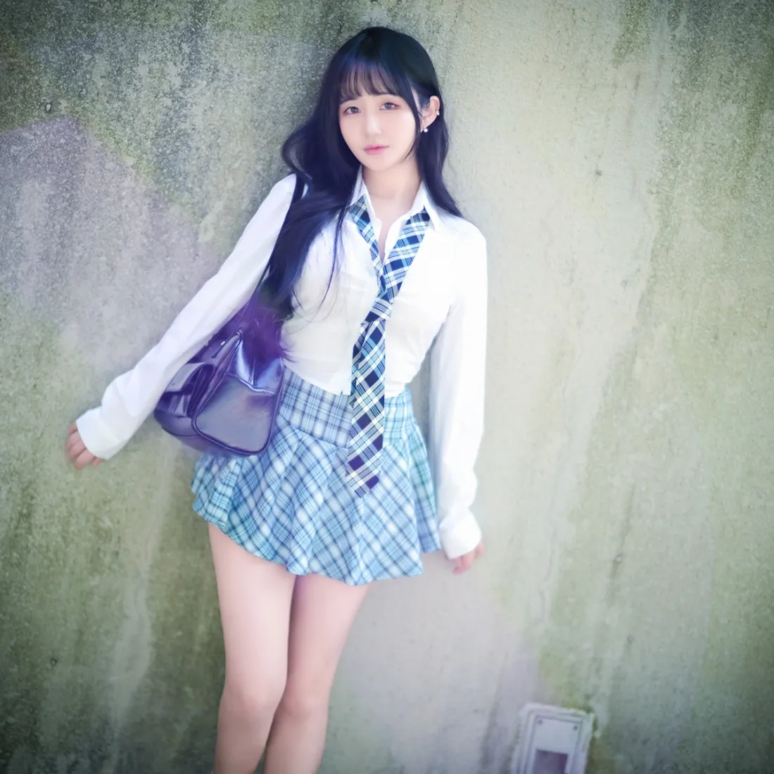 长发女生手机壁纸｜格子裙背景图 - 白衬衫领带「哲风壁纸」