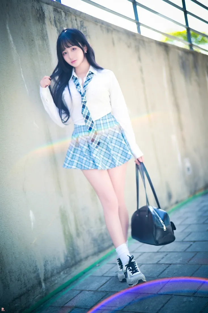 长发女生手机壁纸｜格子裙背景图 - 青春户外穿搭「哲风壁纸」
