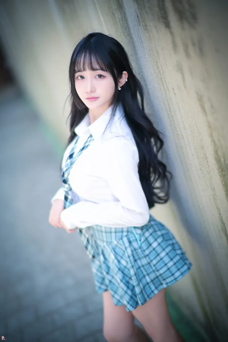 长发JK少女手机壁纸｜灰色墙面背景图片 - 格子裙子「哲风壁纸」