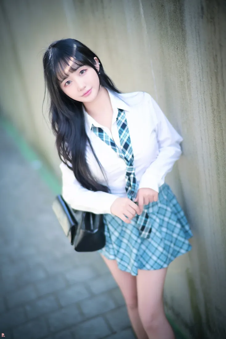 甜美女生手机壁纸｜小巷背景图片 - 格子裙白衬衫「哲风壁纸」