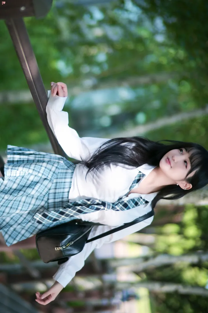 格子裙JK女生手机壁纸｜树林背景图片 - 白衬衫校园风「哲风壁纸」