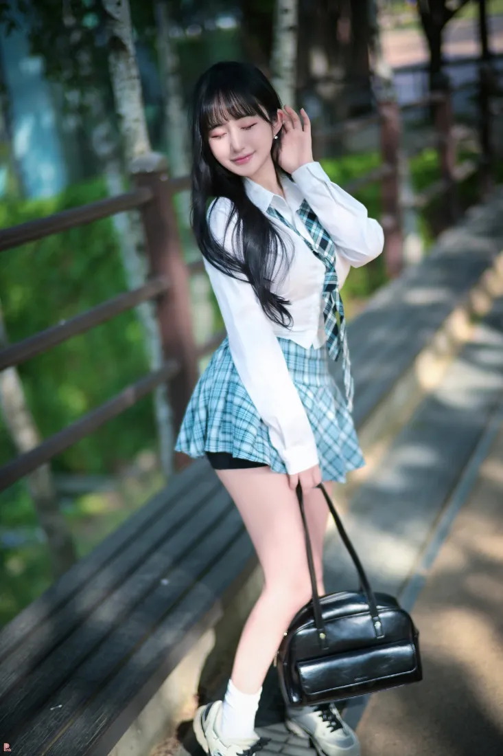 长发美女手机壁纸｜户外背景图片 - 格子裙「哲风壁纸」
