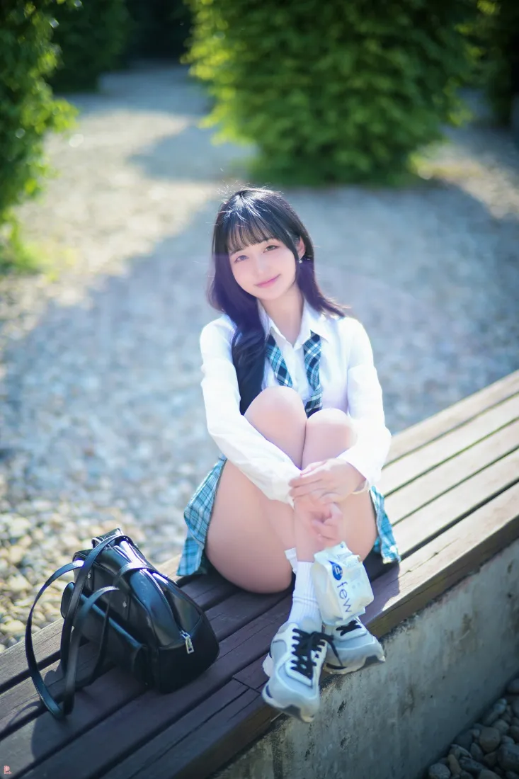 校服女生手机壁纸｜格子裙背景图 - 户外长椅绿植「哲风壁纸」