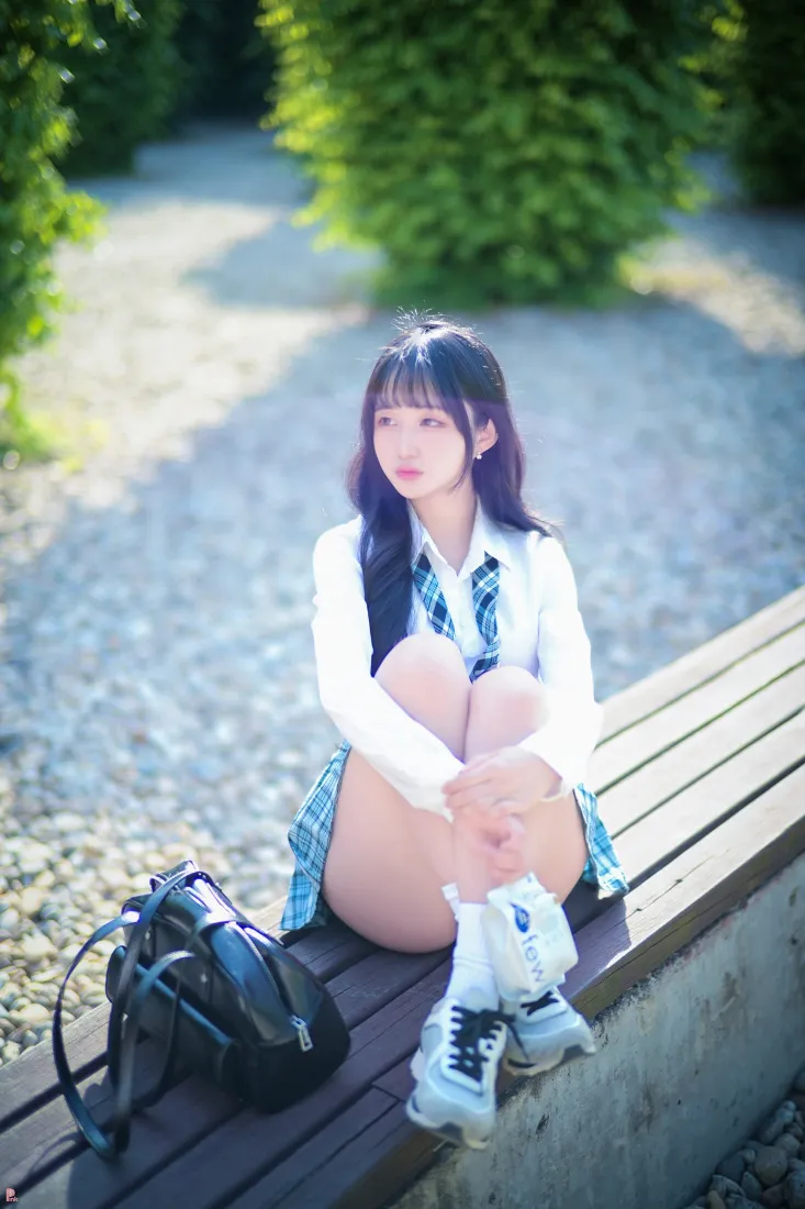 JK制服手机壁纸｜户外背景图片 - 格子裙少女「哲风壁纸」