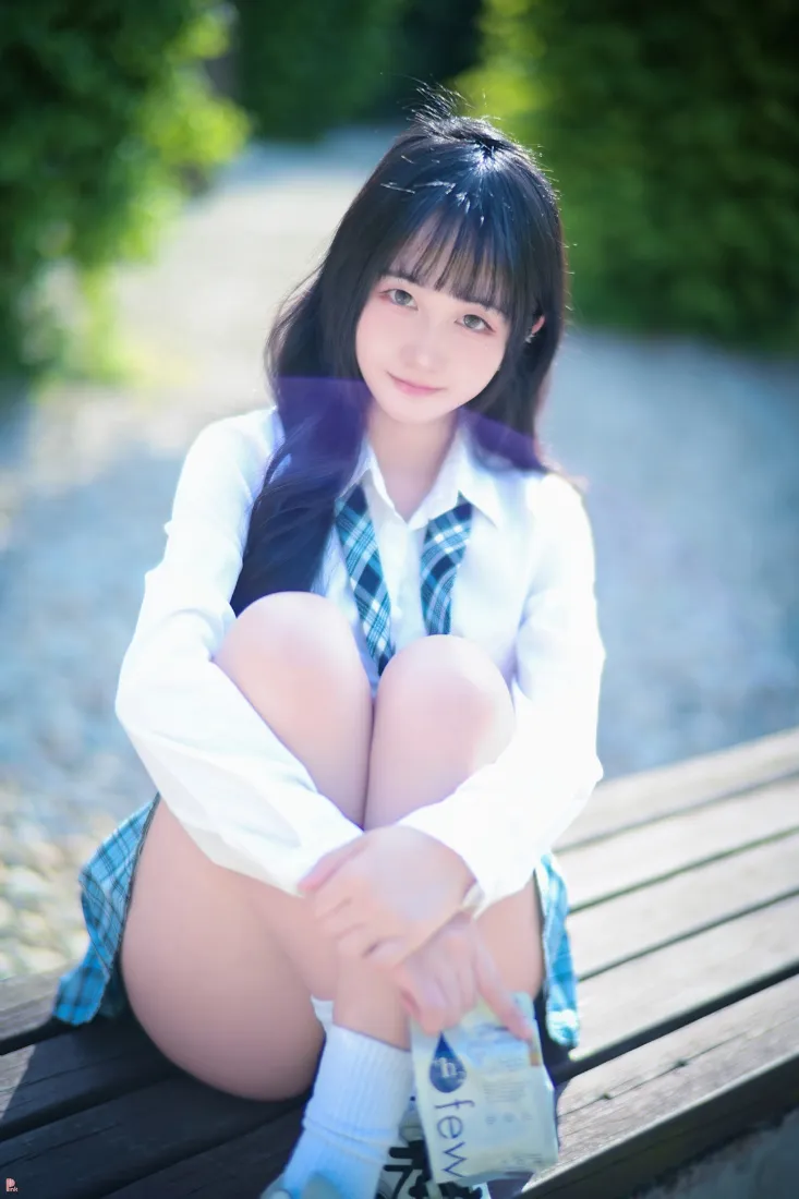 长发女生校服手机壁纸｜户外长椅背景图片 - 清新「哲风壁纸」