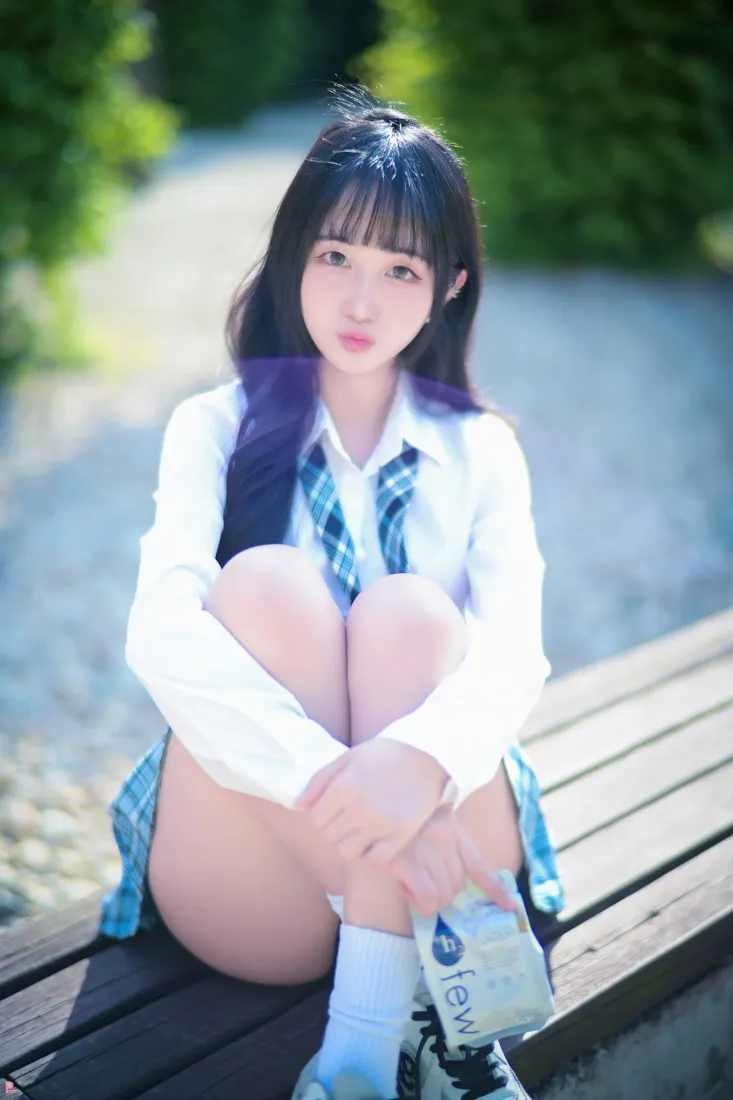 JK制服少女手机壁纸｜户外背景图片 - 长发格子裙绿植「哲风壁纸」