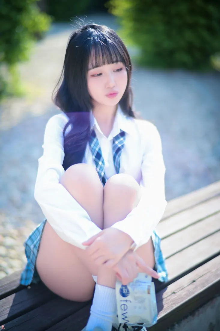 校服女生手机壁纸｜户外木凳背景 - 阳光清新绿植「哲风壁纸」