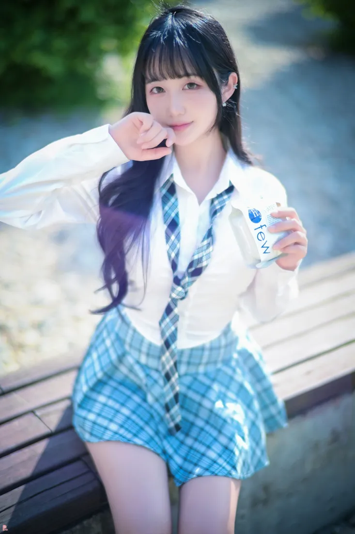 长发校服少女手机壁纸｜户外长椅背景图片 - 阳光清新「哲风壁纸」