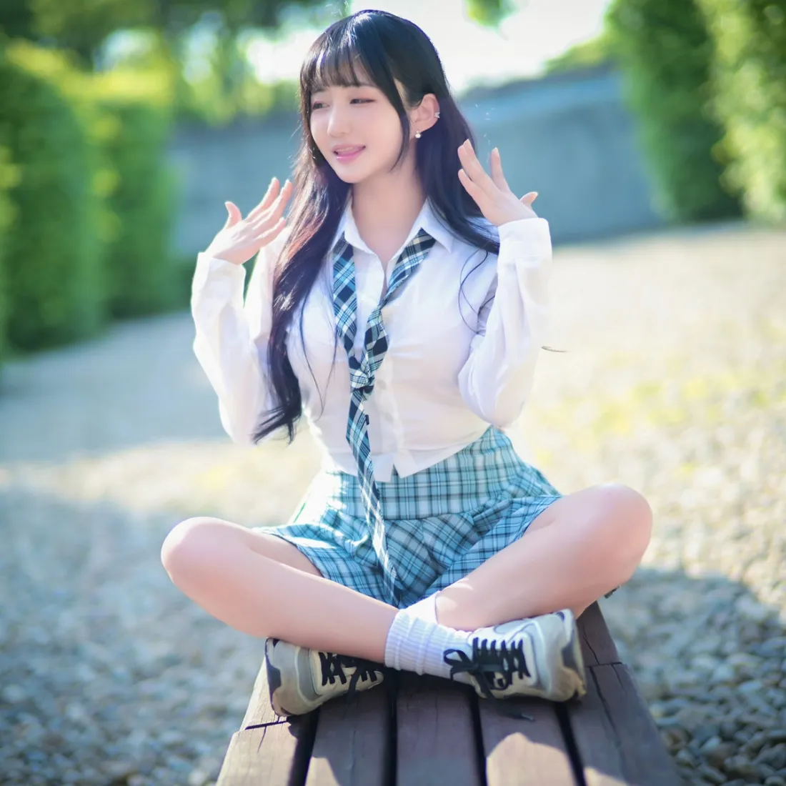 校服女生手机壁纸｜户外阳光背景图片 - 绿植校园青春「哲风壁纸」