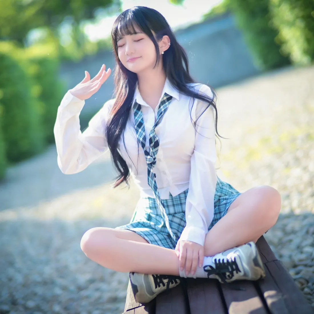 长发美女手机壁纸｜户外背景图 - 校服青春甜美「哲风壁纸」